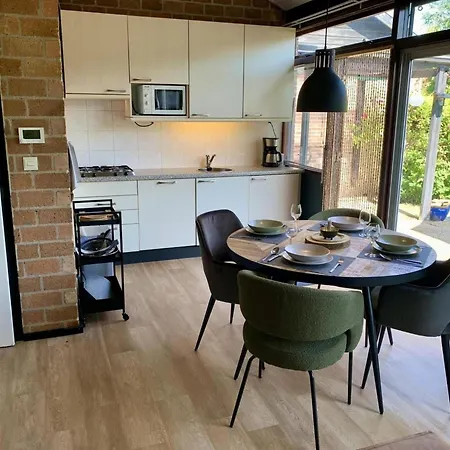 Holiday home Sleeps 4 *